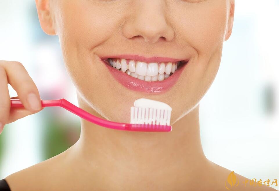 抽煙牙齒黃怎么變白,快速去除煙漬小妙招