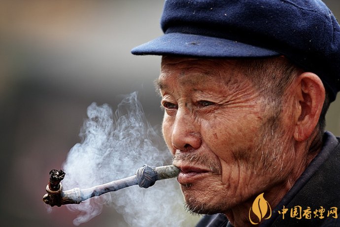 旱煙和煙卷哪個危害大,旱煙袋很有講究